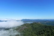 Vista do topo da Pedra Bonita em Gonçalves MG. Roteiro realizado pela Mantiqueira Ecoturismo, agência de turismo que realiza passeios, trilhas e caminhadas em Gonçalves Mg na Serra da Mantiqueira