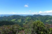 Vista do topo da Pedra do Forno em Gonçalves MG. Roteiro realizado pela Mantiqueira Ecoturismo, agência de turismo que realiza passeios, trilhas e caminhadas em Gonçalves Mg na Serra da Mantiqueira