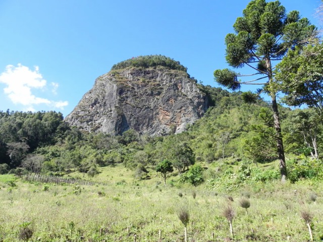 Pedra Chanfrada em Gonçalves MG. Roteiro realizado pela Mantiqueira Ecoturismo, agência de turismo que realiza passeios, trilhas e caminhadas em Gonçalves Mg na Serra da Mantiqueira