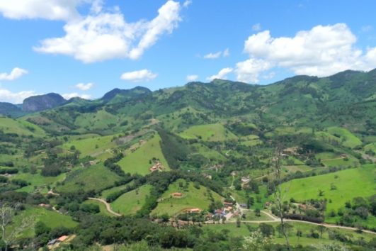 Vista do topo da Pedra do Cruzeiro em Gonçalves MG. Roteiro realizado pela Mantiqueira Ecoturismo, agência de turismo que realiza passeios, trilhas e caminhadas em Gonçalves Mg na Serra da Mantiqueira