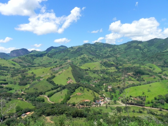 Vista do topo da Pedra do Cruzeiro em Gonçalves MG. Roteiro realizado pela Mantiqueira Ecoturismo, agência de turismo que realiza passeios, trilhas e caminhadas em Gonçalves Mg na Serra da Mantiqueira