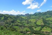 Vista no topo da Pedra do Cruzeiro em Gonçalves MG. Roteiro realizado pela Mantiqueira Ecoturismo, agência de turismo que realiza passeios, trilhas e caminhadas em Gonçalves Mg na Serra da Mantiqueira