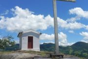 Capela da Pedra do Cruzeiro em Gonçalves MG. Roteiro realizado pela Mantiqueira Ecoturismo, agência de turismo que realiza passeios, trilhas e caminhadas em Gonçalves Mg na Serra da Mantiqueira