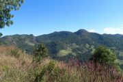 Vista para a Pedra do Forno na Pedra Chanfrada em Gonçalves MG. Roteiro realizado pela Mantiqueira Ecoturismo, agência de turismo que realiza passeios, trilhas e caminhadas em Gonçalves Mg na Serra da Mantiqueira