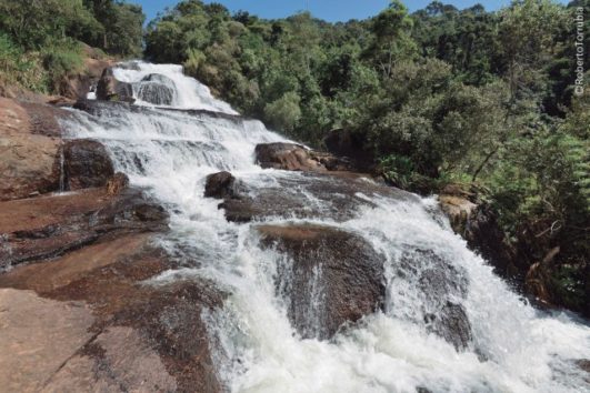 Cachoeira Sete Quedas, no roteiro da Trilha das Cachoeiras realizado pela na trilha das cachoeiras das bromélias, roteiro realizado pela Mantiqueira Ecoturismo, agência de turismo que realiza passeios, trilhas e caminhadas em Gonçalves Mg na Serra da Mantiqueira