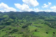 Vista para Serra dos Remédios na trilha da Pedra do Cruzeiro em Gonçalves MG. Roteiro realizado pela Mantiqueira Ecoturismo, agência de turismo que realiza passeios, trilhas e caminhadas em Gonçalves Mg na Serra da Mantiqueira