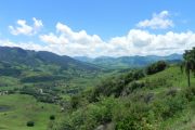 Vista para o vale na trilha da Pedra do Cruzeiro em Gonçalves MG. Roteiro realizado pela Mantiqueira Ecoturismo, agência de turismo que realiza passeios, trilhas e caminhadas em Gonçalves Mg na Serra da Mantiqueira