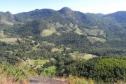 Visto do topo da Pedra Chanfrada em Gonçalves MG. Roteiro realizado pela Mantiqueira Ecoturismo, agência de turismo que realiza passeios, trilhas e caminhadas em Gonçalves Mg na Serra da Mantiqueira