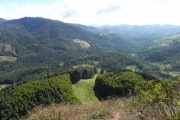 Topo da pedra Chanfrada em Gonçalves MG. Roteiro realizado pela Mantiqueira Ecoturismo, agência de turismo que realiza passeios, trilhas e caminhadas em Gonçalves Mg na Serra da Mantiqueira