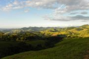 Serra da Mantiqueira ao fim do dia em Gonçalves MG. Roteiro realizado pela Mantiqueira Ecoturismo, agência de turismo que realiza passeios, trilhas e caminhadas em Gonçalves Mg na Serra da Mantiqueira