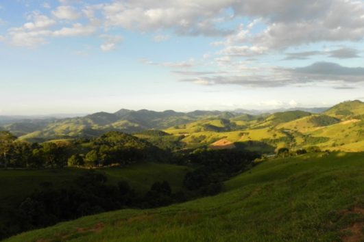 Serra da Mantiqueira ao fim do dia em Gonçalves MG. Roteiro realizado pela Mantiqueira Ecoturismo, agência de turismo que realiza passeios, trilhas e caminhadas em Gonçalves Mg na Serra da Mantiqueira