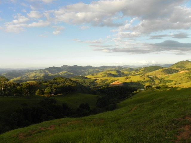 Serra da Mantiqueira ao fim do dia em Gonçalves MG. Roteiro realizado pela Mantiqueira Ecoturismo, agência de turismo que realiza passeios, trilhas e caminhadas em Gonçalves Mg na Serra da Mantiqueira