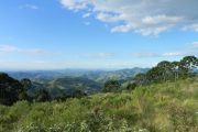 Vista para a Serra da Mantiqueira na trilha da Casca Grossa em Gonçalves MG. Roteiro realizado pela Mantiqueira Ecoturismo, agência de turismo que realiza passeios, trilhas e caminhadas em Gonçalves Mg na Serra da Mantiqueira