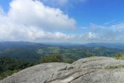 Vista do topo da Pedra de São Domingos, na Serra da Mantiqueira. Passeio realizado pela Mantiqueira Ecoturismo, agência de turismo que realiza passeios, trilhas e caminhadas em Gonçalves Mg na Serra da Mantiqueira