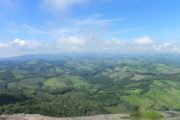 Vista do topo da Pedra de São Domingos, na Serra da Mantiqueira. Passeio realizado pela Mantiqueira Ecoturismo, agência de turismo que realiza passeios, trilhas e caminhadas em Gonçalves Mg na Serra da Mantiqueira