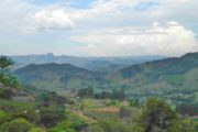 Mirante para o vale e pedra do Baú no roteiro do Capivari em Gonçalves MG. Passeio realizado pela Mantiqueira Ecoturismo, agência de turismo que realiza passeios, trilhas e caminhadas em Gonçalves Mg na Serra da Mantiqueira