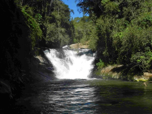 Cachoeira com poço para banho, no roteiro do Capivari em Gonçalves MG. Passeio realizado pela Mantiqueira Ecoturismo, agência de turismo que realiza passeios, trilhas e caminhadas em Gonçalves Mg na Serra da Mantiqueira