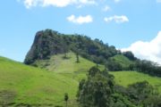 Vista a partir do vale para a Pedra, no roteiro de São Sebastião das Três Orelhas em Gonçalves MG. Passeio realizado pela Mantiqueira Ecoturismo, agência de turismo que realiza passeios, trilhas e caminhadas em Gonçalves Mg na Serra da Mantiqueira