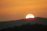 Pôr-do-sol em Gonçalves MG, na Serra da Mantiqueira. Passeio realizado pela Mantiqueira Ecoturismo, agência de turismo que realiza passeios, trilhas e caminhadas em Gonçalves Mg na Serra da Mantiqueira