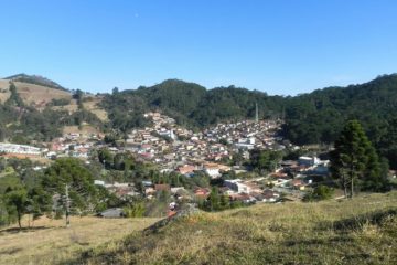 Mirante com vista para a centro da cidade de Gonçalves, visitado no roteiro de São Sebastião das Três Orelhas. Passeio realizado pela Mantiqueira Ecoturismo, agência de turismo que realiza passeios, trilhas e caminhadas em Gonçalves Mg na Serra da Mantiqueira