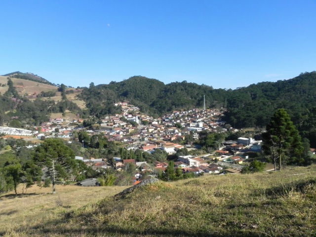 Mirante com vista para a centro da cidade de Gonçalves, visitado no roteiro de São Sebastião das Três Orelhas. Passeio realizado pela Mantiqueira Ecoturismo, agência de turismo que realiza passeios, trilhas e caminhadas em Gonçalves Mg na Serra da Mantiqueira