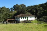 Casa centenária de pau-a-pique, no roteiro de São Sebastião das Três Orelhas em Gonçalves MG. Passeio realizado pela Mantiqueira Ecoturismo, agência de turismo que realiza passeios, trilhas e caminhadas em Gonçalves Mg na Serra da Mantiqueira