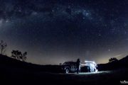 Um panorama do céu no roteiro noturno da Via Láctea em Gonçalves MG. Roteiro realizado pela Mantiqueira Ecoturismo, agência de turismo que realiza passeios, trilhas e caminhadas em Gonçalves Mg na Serra da Mantiqueira