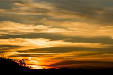 Vista do pôr-do-sol em Gonçalves MG. Roteiro realizado pela Mantiqueira Ecoturismo, agência de turismo que realiza passeios, trilhas e caminhadas em Gonçalves Mg na Serra da Mantiqueira