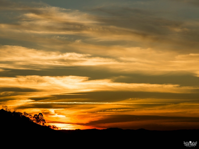 Vista do pôr-do-sol em Gonçalves MG. Roteiro realizado pela Mantiqueira Ecoturismo, agência de turismo que realiza passeios, trilhas e caminhadas em Gonçalves Mg na Serra da Mantiqueira