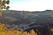 Vista no mirante do Sol para o centro de Gonçalves MG, na Serra da Mantiqueira.